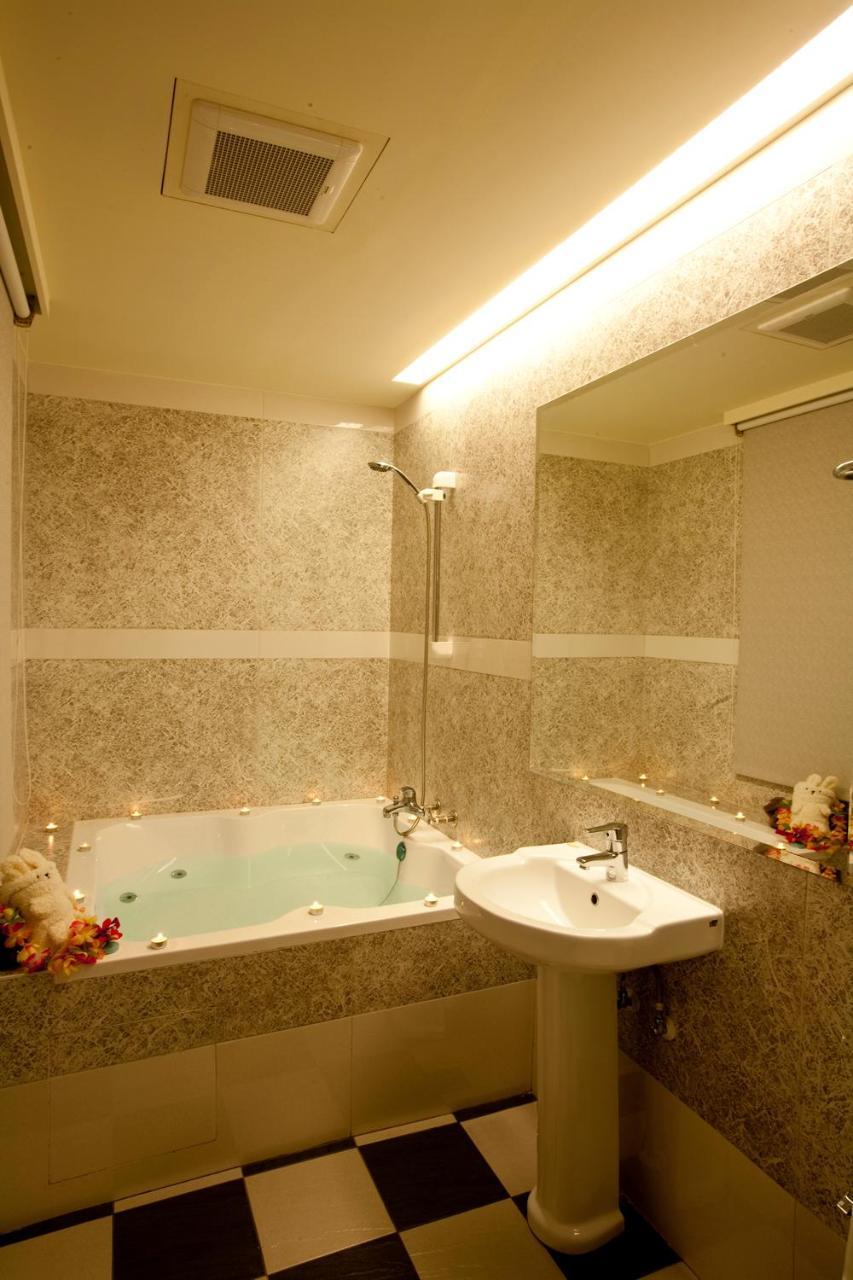 Holyone Hotel Taipei Esterno foto